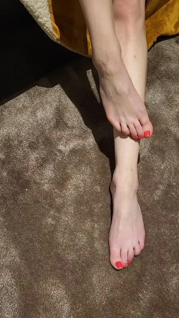 Feet video for feetloversMy feet for youFeetmodelToes and feetSlenderfeet and slenderlegsRed nails#feetmodel #slenderfeet #feetlovers #feetfetish #feet