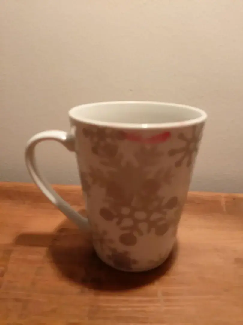 La marque de rouge à lèvres... se trouve aussi sur