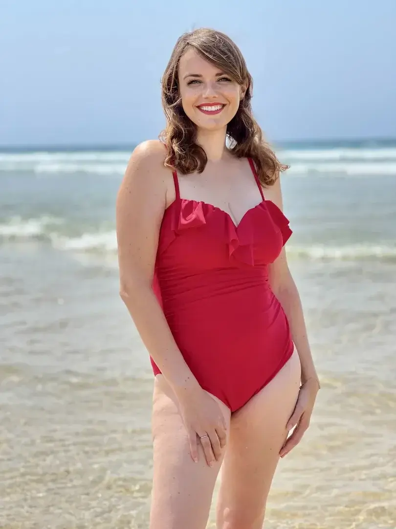 Juste assez sage pour intriguer et assez coquine pour troubler 💋, tu aimes ce que tu vois ?