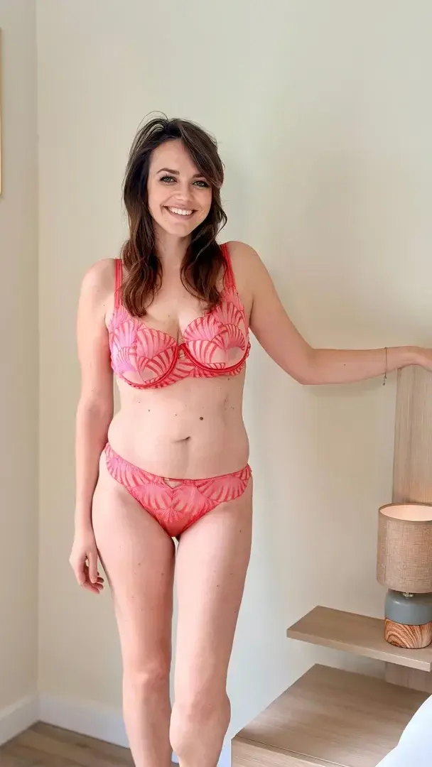 Je suis sûre que tu n'as jamais vu une femme comme moi ici, et ça tombe bien, je suis unique 😂​Si tu as une bonne vibes et un coté plutot coquin vient t'abonner c'est gratuit 🫣