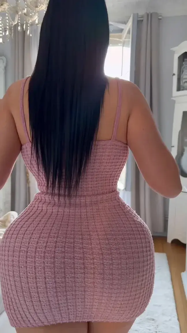 J’a vraiment un énorme cul bon à baiser contre la fenêtre 🍑😏