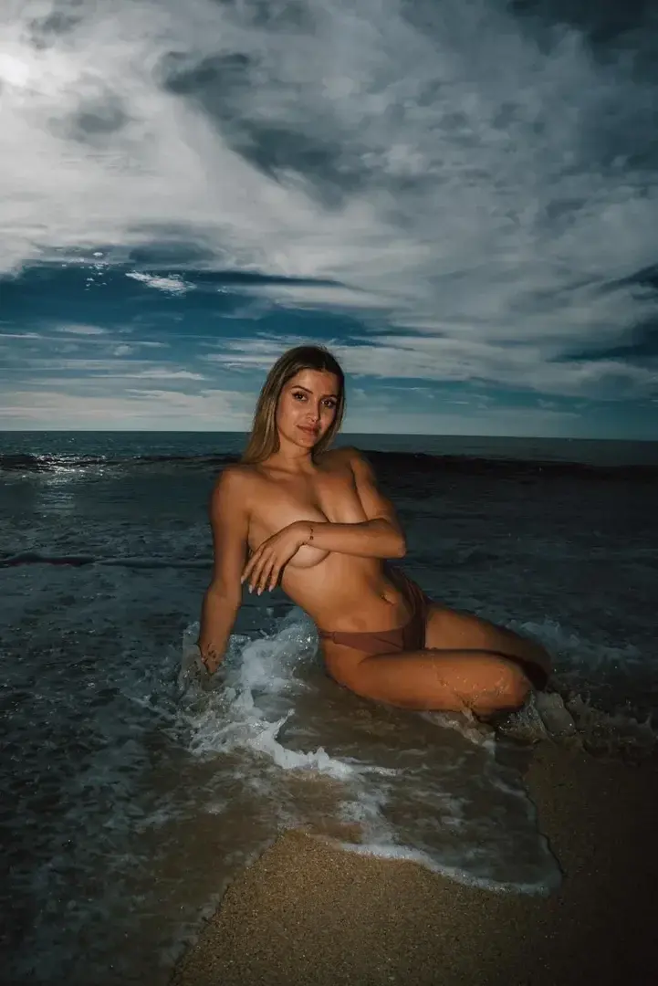 Leak public de _blue_b_ — « description de la photo » (nude) sur MYM