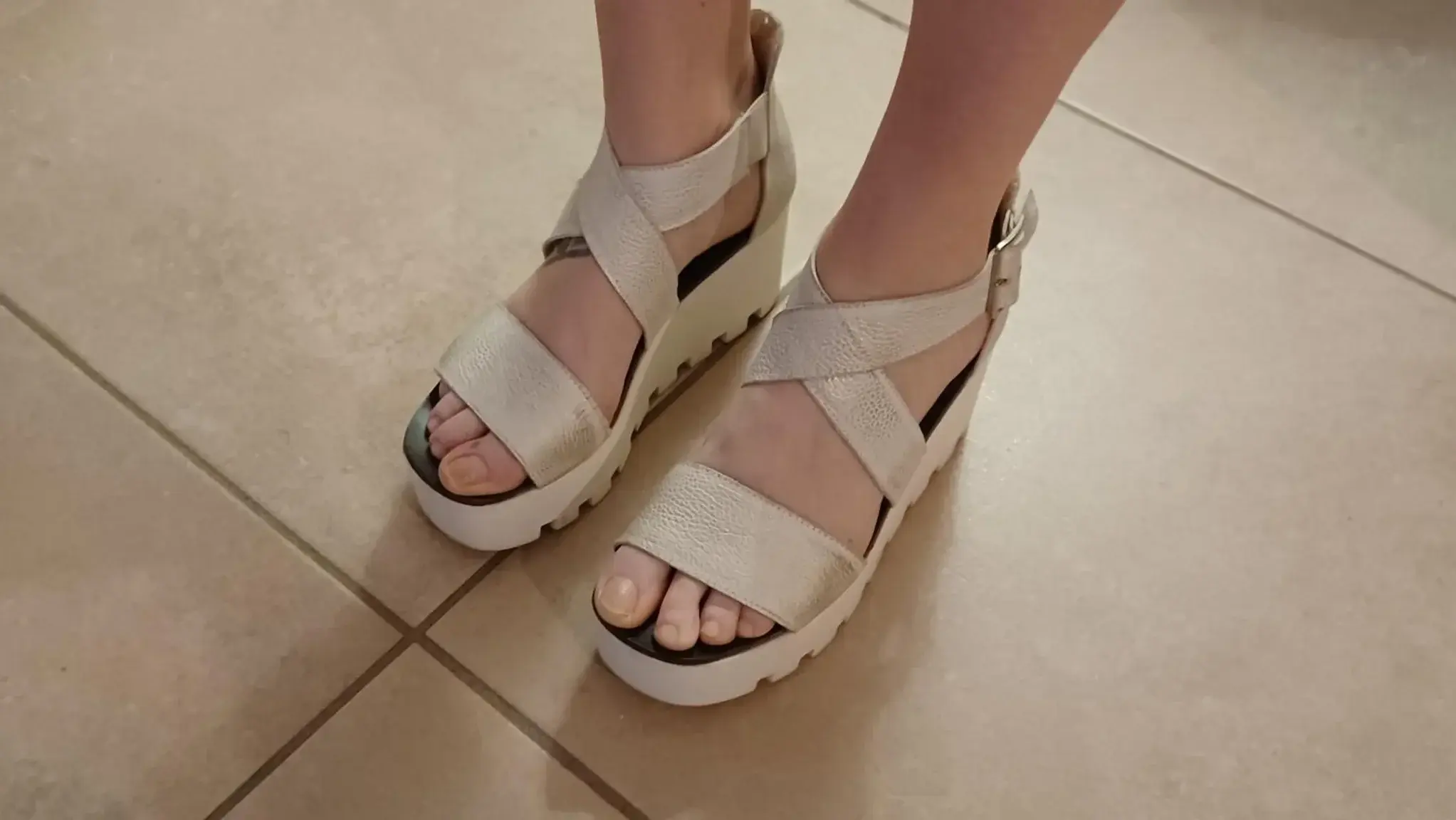 Leak & nude 1 — Les-pieds-de-la-voisine