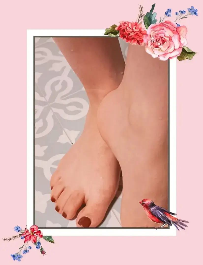 Envie de voir la photo complète de mes jolies pieds... Abonnez-vous et y'a d'autres surprises ..