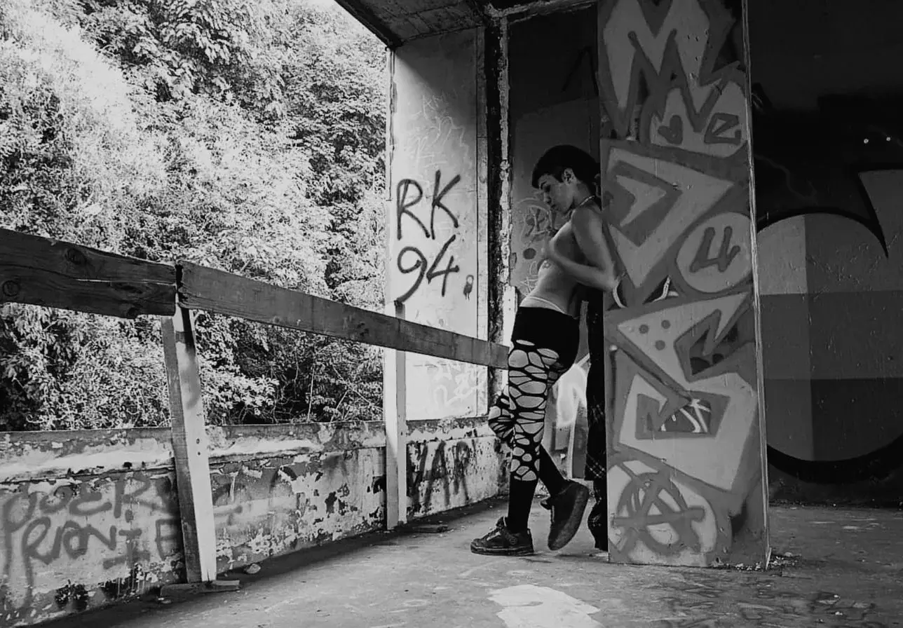 Heyoo !Voilà la suite du shoot en urbex mais en topless^^