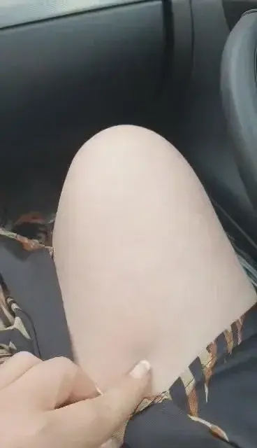 Madame en robe dans la voiture sans culotte qui déconcentré monsieur 👅👅👅👅👅