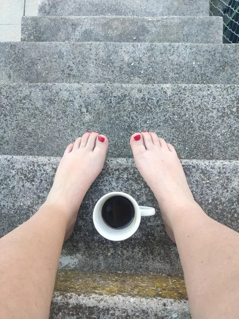 Good morning ! 🌞☕ #Feet #Foot #Coffee #Porn #Live #LivePorn #Girl #Show #ShowGirl #fetish #NialArt #Red #Love #Morning #Sun #Beauty #Landscape