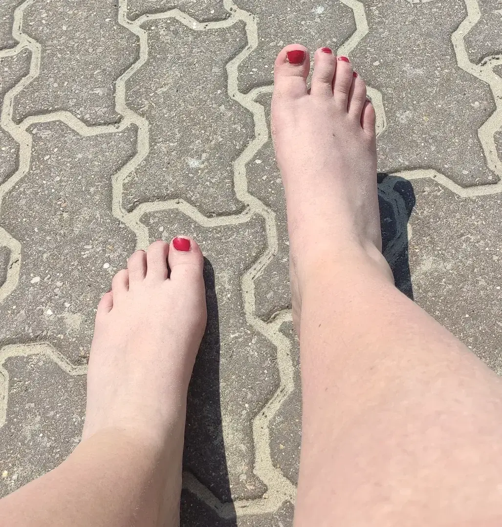 On the edge of the beach ✌🏼♥️ #beach #north #Sun #ensoleille #feet #Vernis #Porn #Live #Escape #Girl #Show #PornFeet