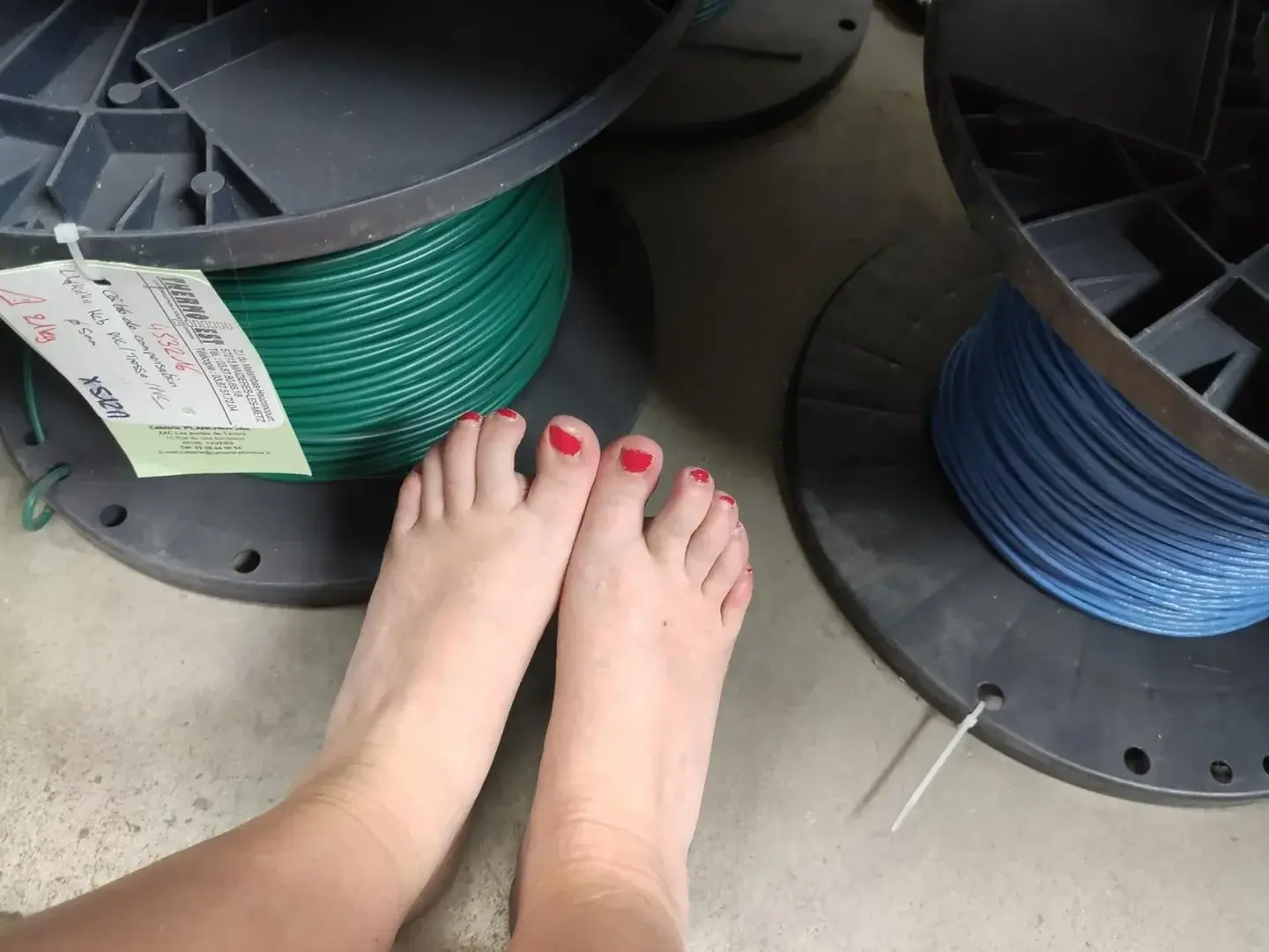 Work ! 💪🏼 #Porn #Varnish #Red #Feet #PornFeet #Live #PornLive #cable #picoftheday #Show #Girl #ShowGirl #PornShow #tired
