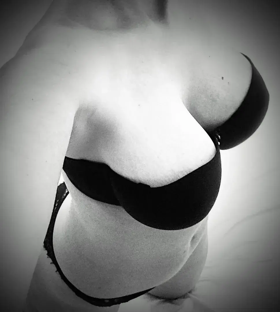 Lingerie noire, sans retouche