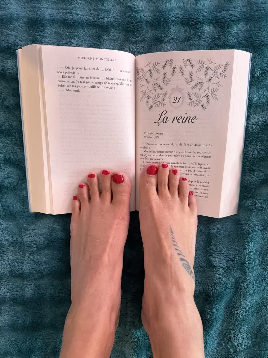 Leak & nude MYM — Persephonne : « Viens lécher les pieds de ta reine, c’est un ordre#fetish #pied #footjob #sexy #pourtoi #tattoo #tatouage #coquine #red #hot » (MYM)