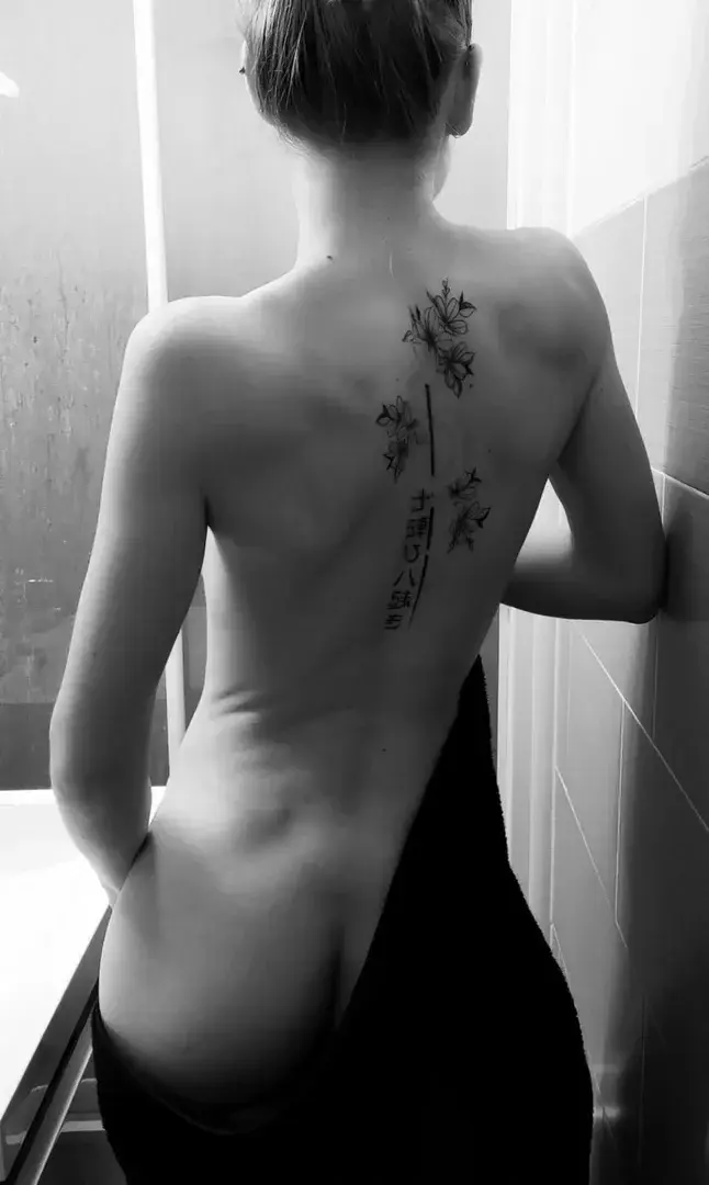Leak & nude MYM — Lenachde : « média » (MYM)