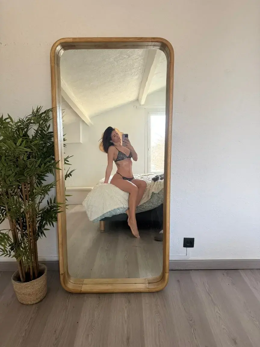 Leak & nude MYM — Lou_venecci : « 🎁 profitez mon abonnement est gratuit encore 24h » (MYM)