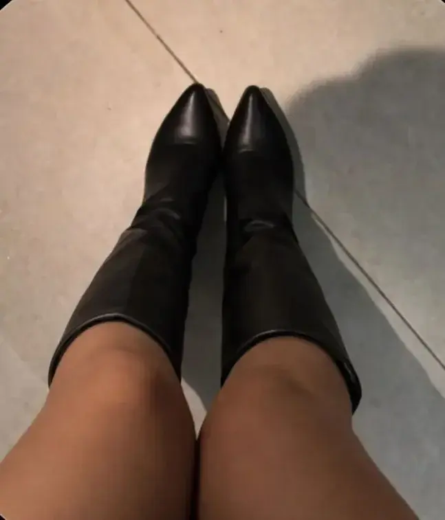 Leak & nude MYM — Lila69__ : « 💋💋👢 » (MYM)