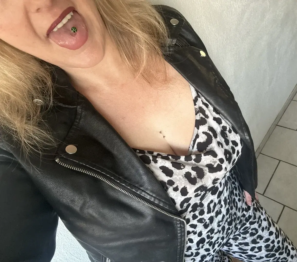 Leak & nude MYM — Lila69__ : « 💋👅💦 bonne journée » (MYM)