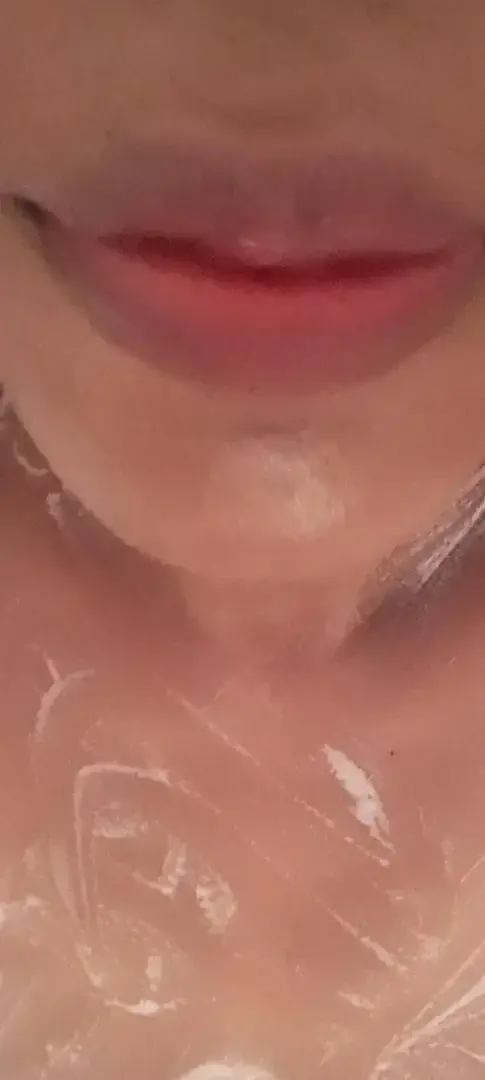 Je me masturbe sous la douche 🥰j'aime ça  j'aime me carresser sous la douche bb😋