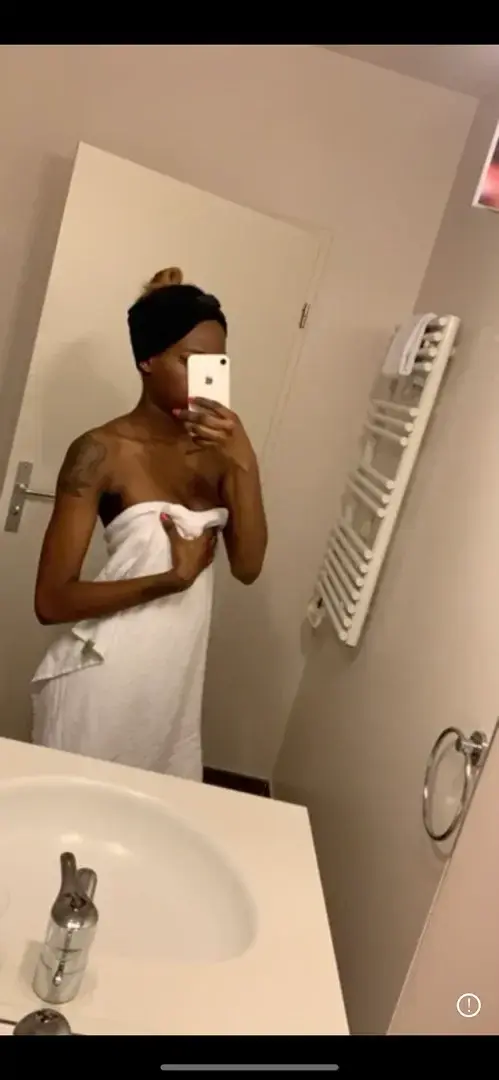 Je sors de la douche là hmmmmm si tu veux voir ma serviette s’enlever  toute seule tel un kinder surprise abonne toi vite à mon compte qu’on puisse passer  la soirée à s’envoyer des cochonneries rien que toi et moi 💋💦