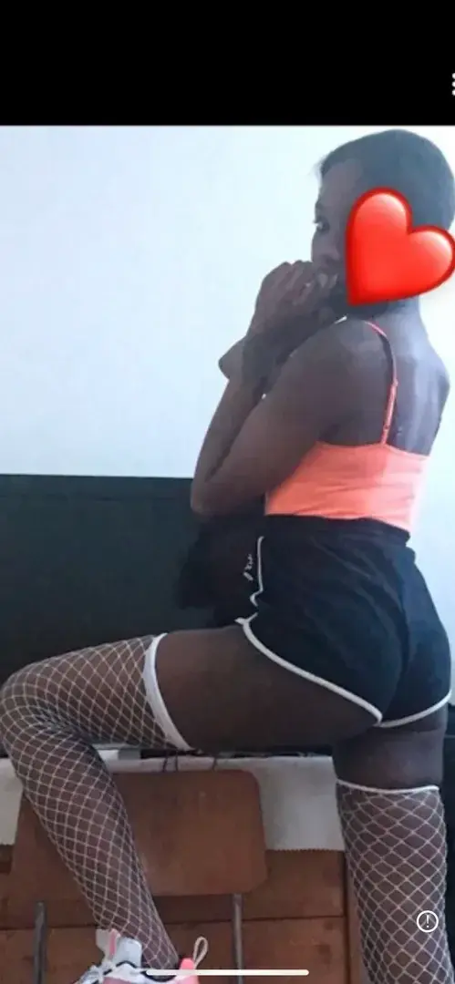 Abonne toi vite à mon compte mym chéri comme sa tu m’aide à enlever mes bas résilles et mon shorty bien moulant pour voir mes fesses bien bombée 💦💦💋