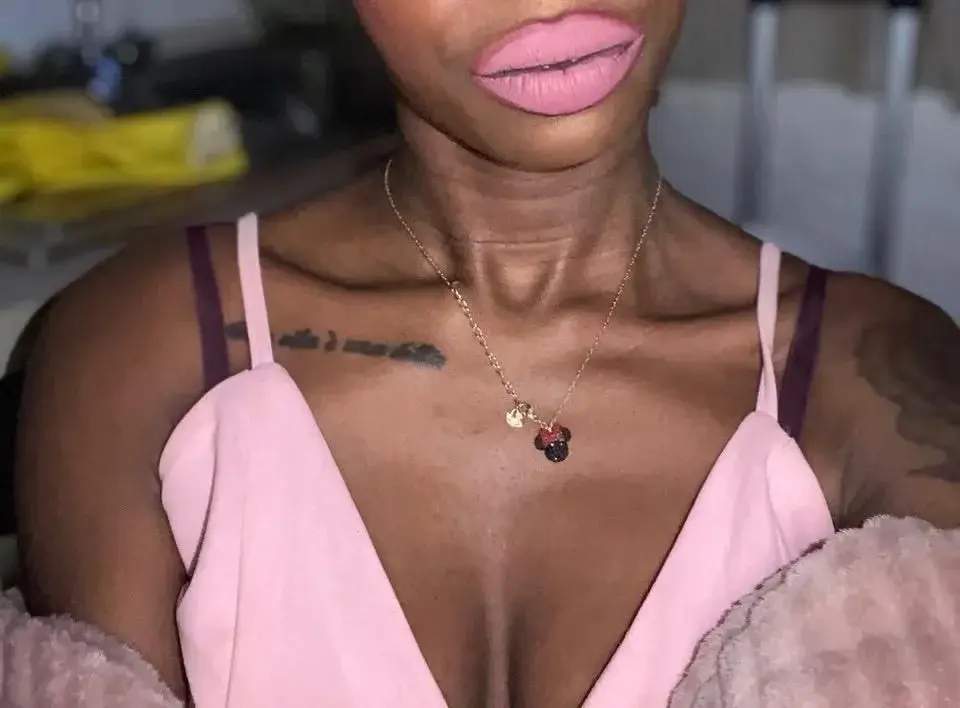 Bonne fêtes à tous mes chouchous généreux et coquin 💋🎁 oubliez pas un abonnement à mon compte mym ( pour une modique somme/faible montant  je précise bien ) = nude gratuite + vidéo hot de moi même j’espère vous allez me gâter comme je vous gâterai 🙏🏾🥺