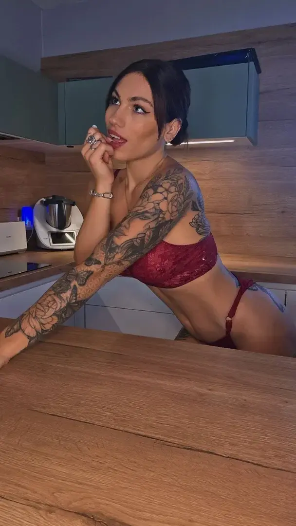 Leak public de Iambluebutterfly30 — « Abo GRATUIT à vie, pas de code 😋 » (nude) sur MYM