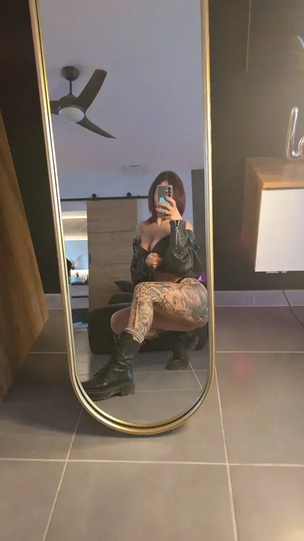 Leak public de Iambluebutterfly30 — « Mon abonnement mym 100% gratuit -> pas de code promo 💁🏻‍♀️ » (nude) sur MYM