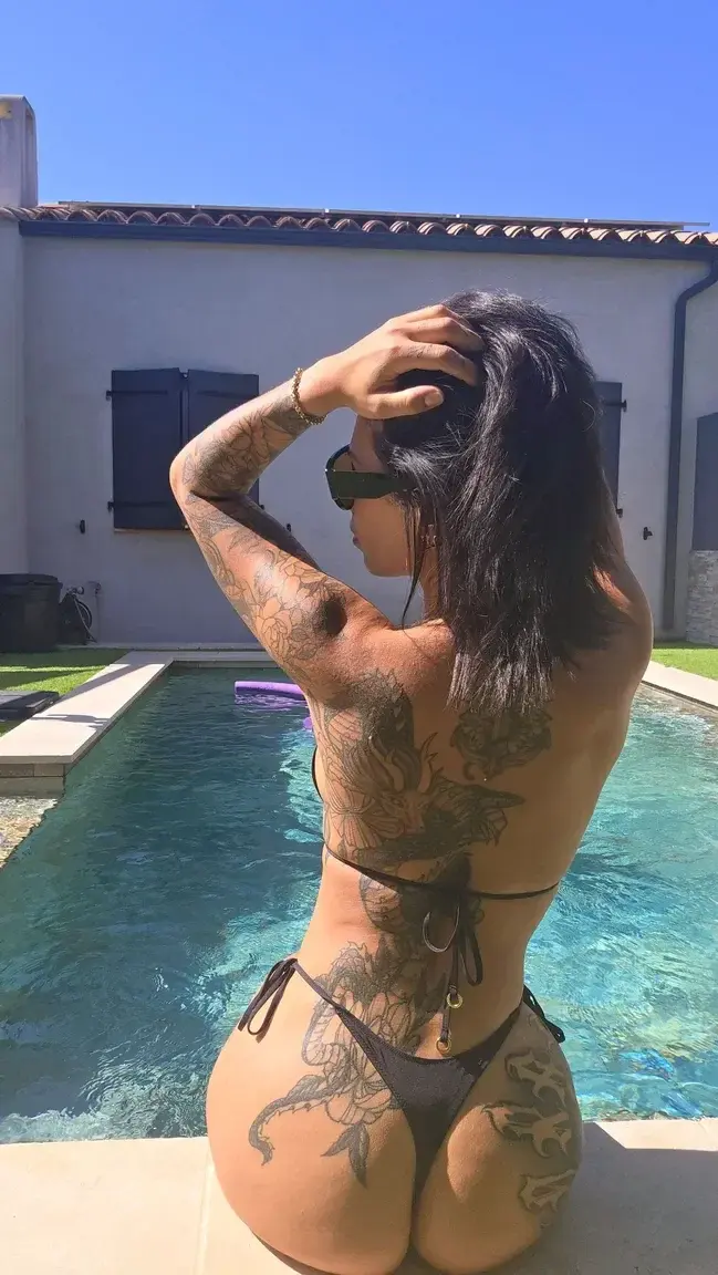 Leak & nude MYM — iambluebutterfly30 : « Rejoins mes abonnés et reçois ta surprise de bienvenue 😏 » (MYM)