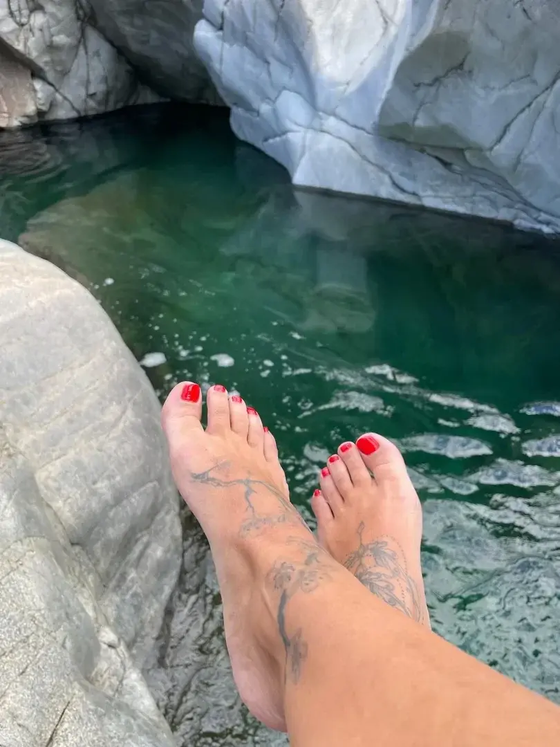 Leak & nude 1 — Piedesiles974_
