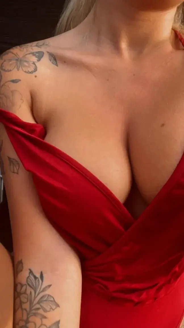 Leak & nude MYM — Manonlepapillon : « Bisous de nous ❤️ » (MYM)