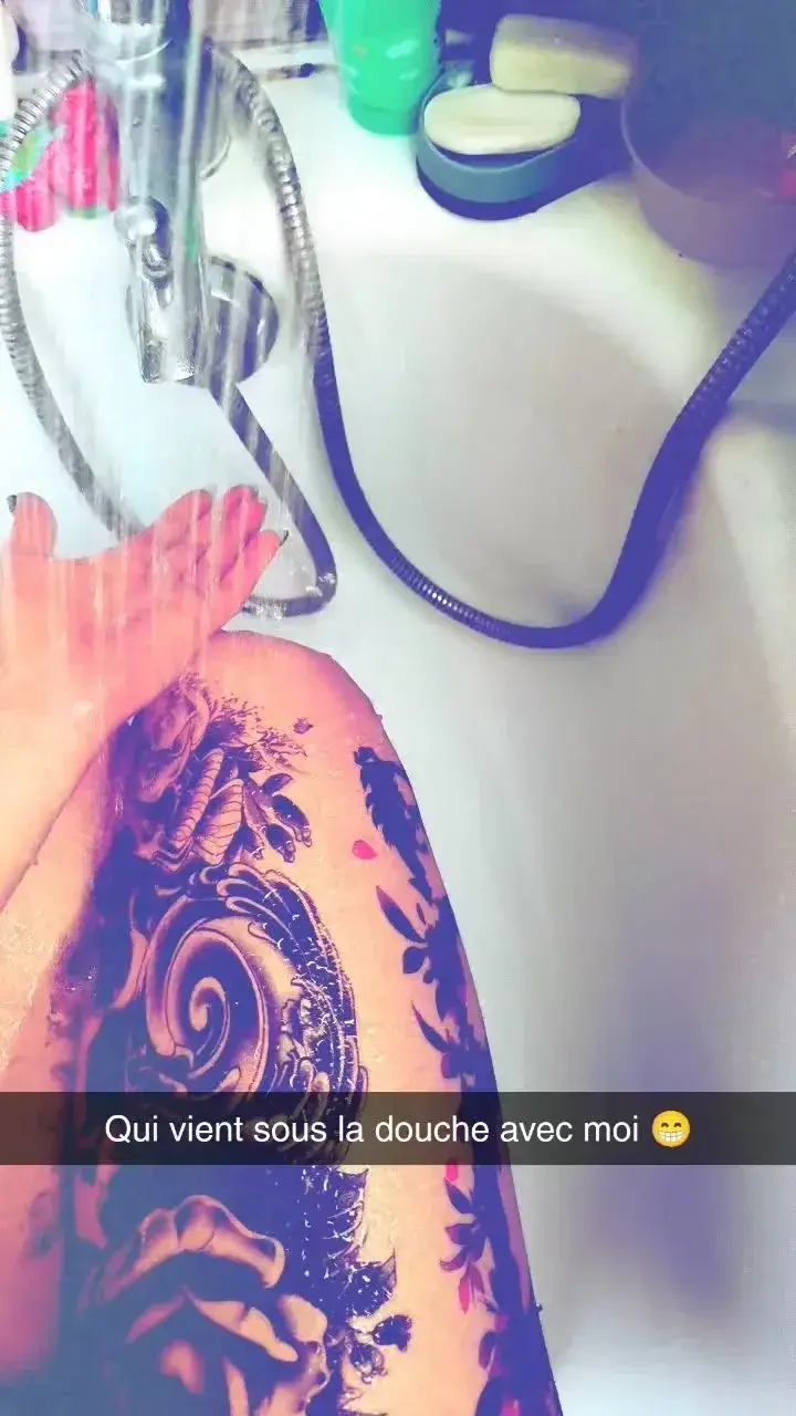 Leak & nude MYM — Lilly59 : « Alors partant pour l'heure de la douche 😈🔥❤️ » (MYM)
