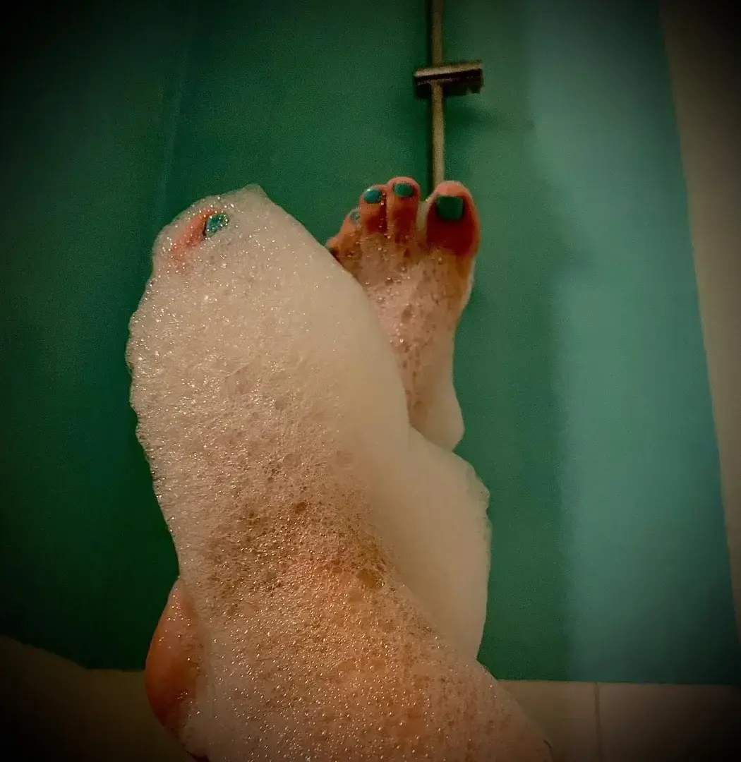 Pour les fétichistes des pieds 😘 petite bain moussant 🛁