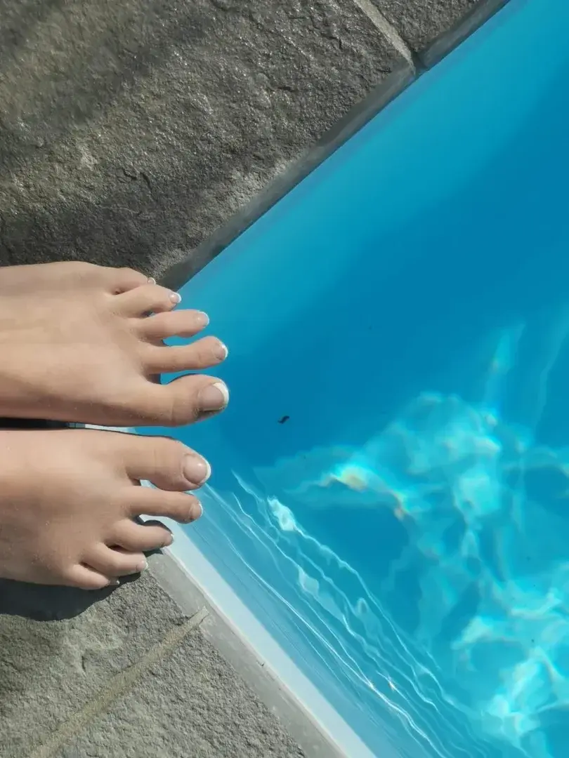 Toute nue dans la piscine ?