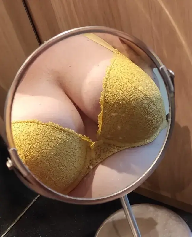 Aujourd'hui j'ai décidé de combiner le miroir et le jaune.