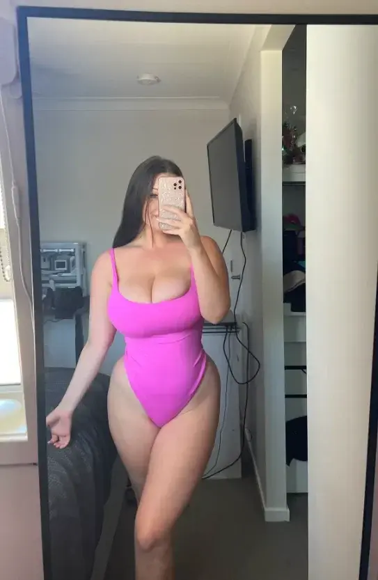 Elle a l aire de kiffer la bite elle aussi, je dis ça... 🙄🥵