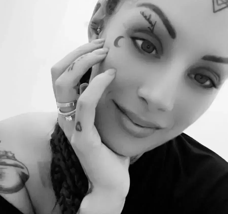 Bonjour mes amours !Beaucoup de boulot en ce moment pour moi, mais je suis toujours là !Je vous fais un petit coucou et je reste joignable par message privé ! 🤗Je reviens très très vite vers vous pour vous proposer du contenu tout frais !