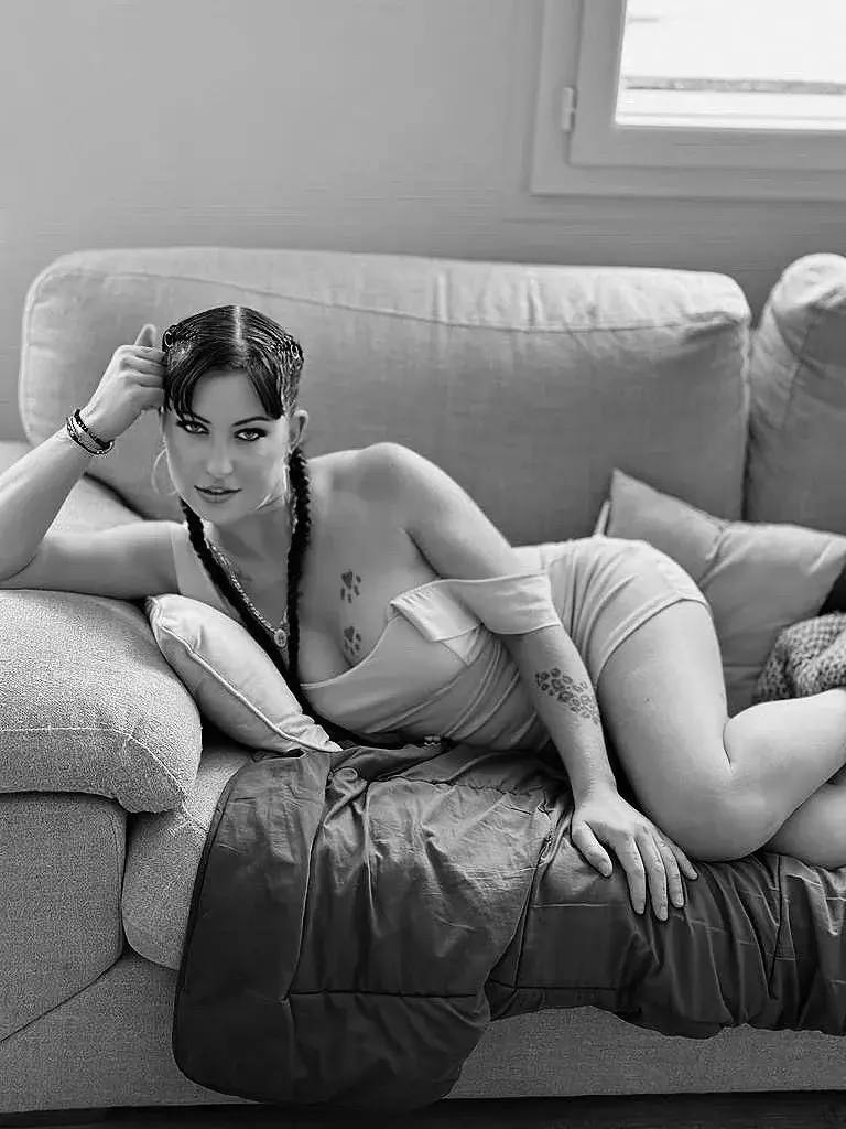 Leak & nude MYM — Alyciadolls : « Tu me prend sur le canapé » (MYM)