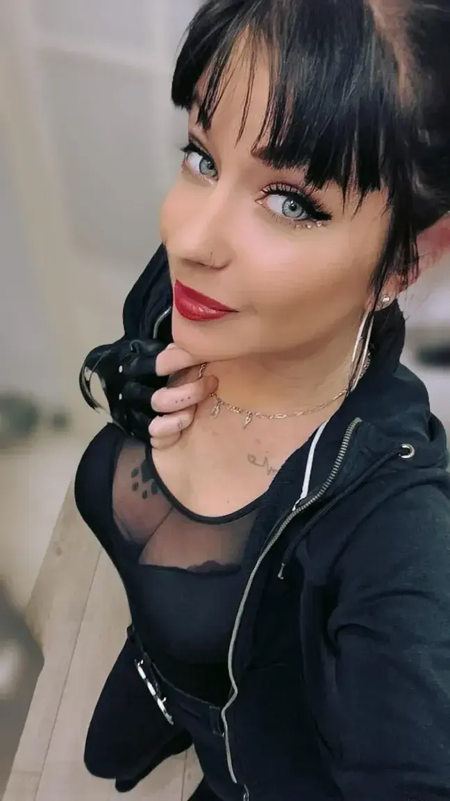 Leak & nude MYM — Alyciadolls : « Bienvenue à tous 😜 » (MYM)