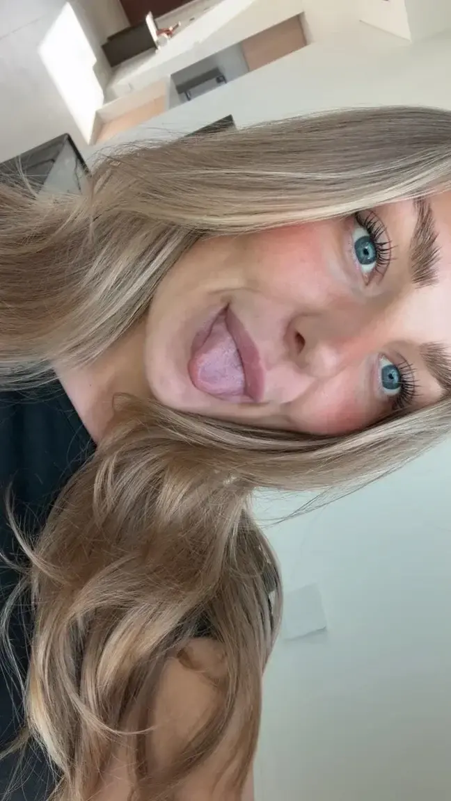Si tu like j'ai mis un truc qui t'envoie un petit teaser direct en mp 🤭