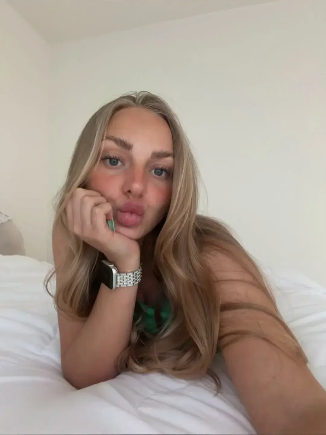 Si tu réponds "oui" j'ai mis un truc qui t'envoie une photo en privé 🤭