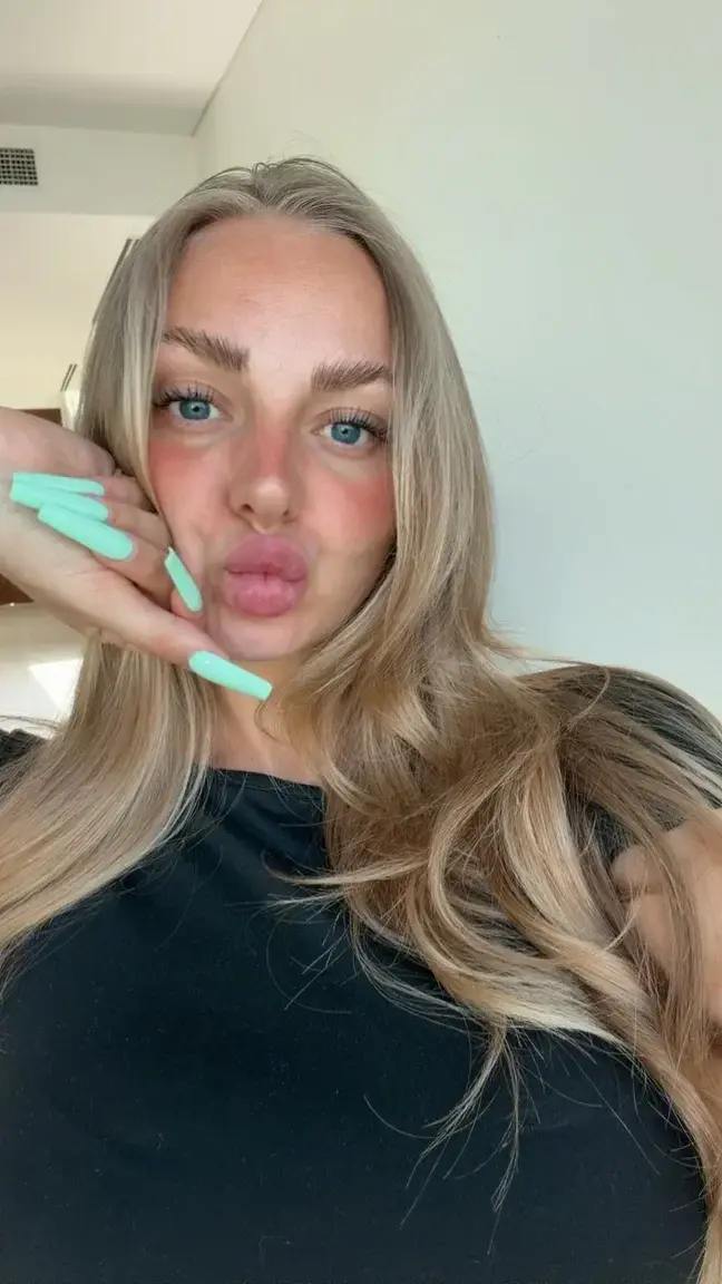 Si tu like j'ai mis un truc qui t'envoie un petit teaser direct en mp 🤭