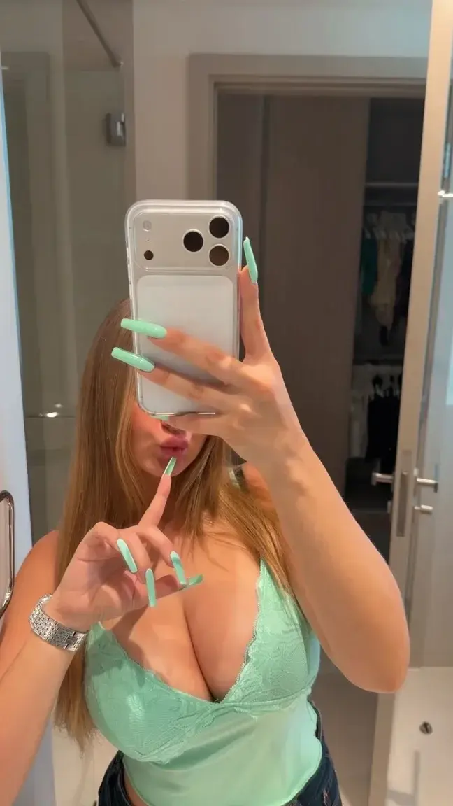 Si tu like j'ai mis un truc qui t'envoie une vidéo direct en privé 🤭