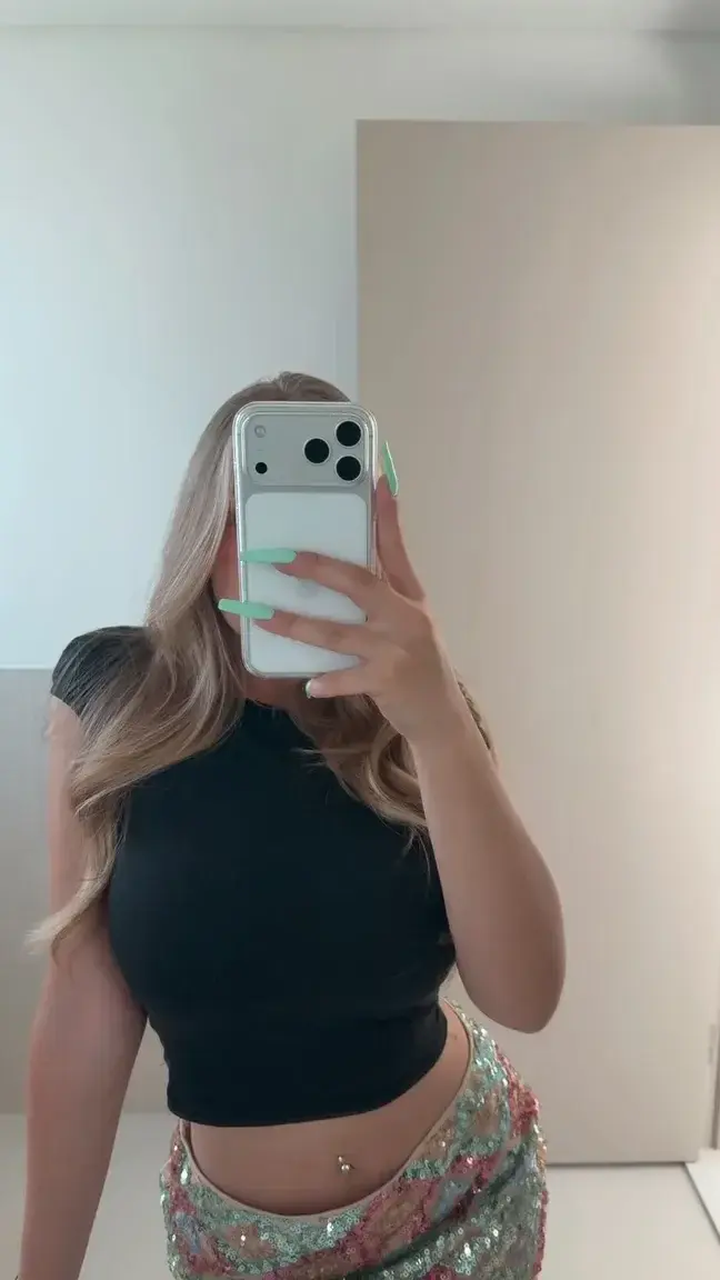 Si tu cliques sur le coeur j'ai mis un truc qui t'envoie une photo coquine direct 🤭