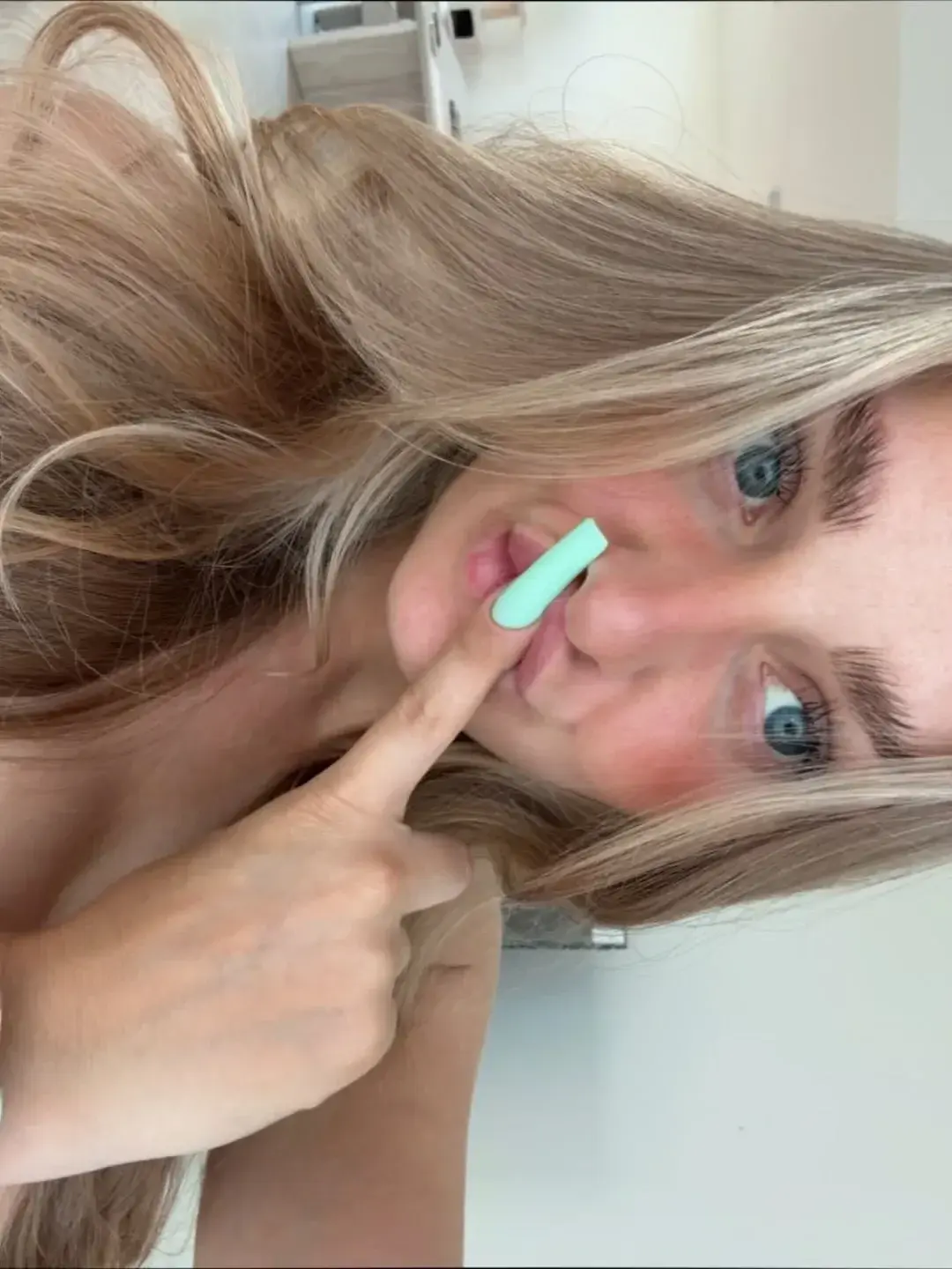 Si tu m'envoies un emoji j'ai mis un truc qui te renvoie une photo direct 🤭