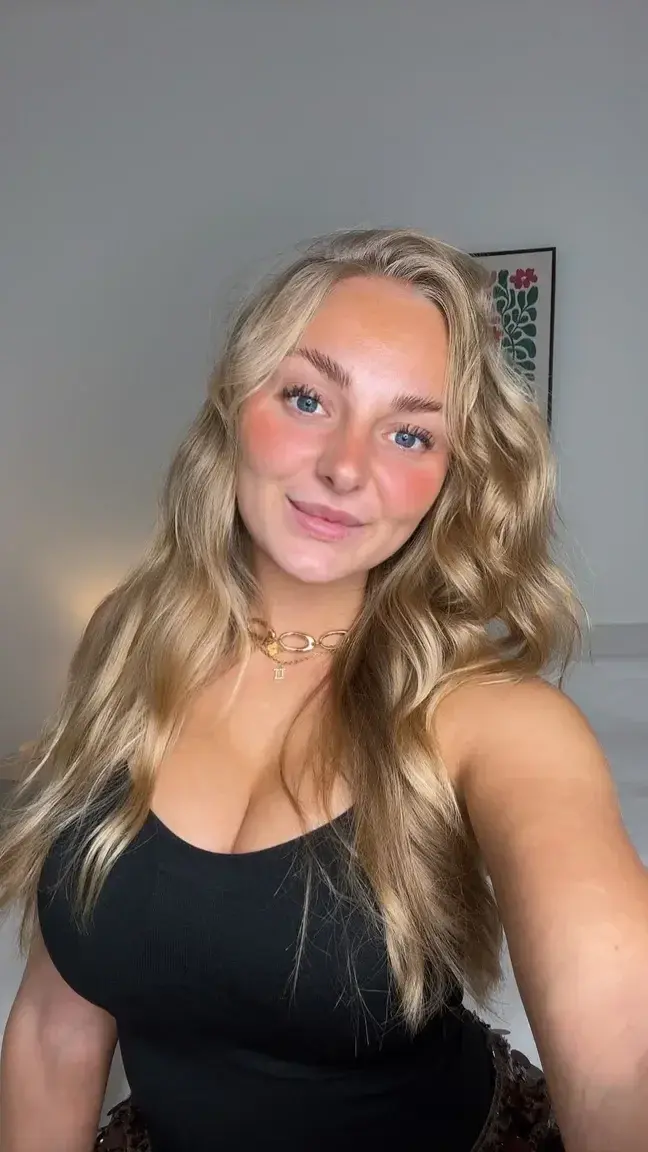Si tu like j'ai mis un truc qui t'envoie un petit teaser direct en mp 🤭
