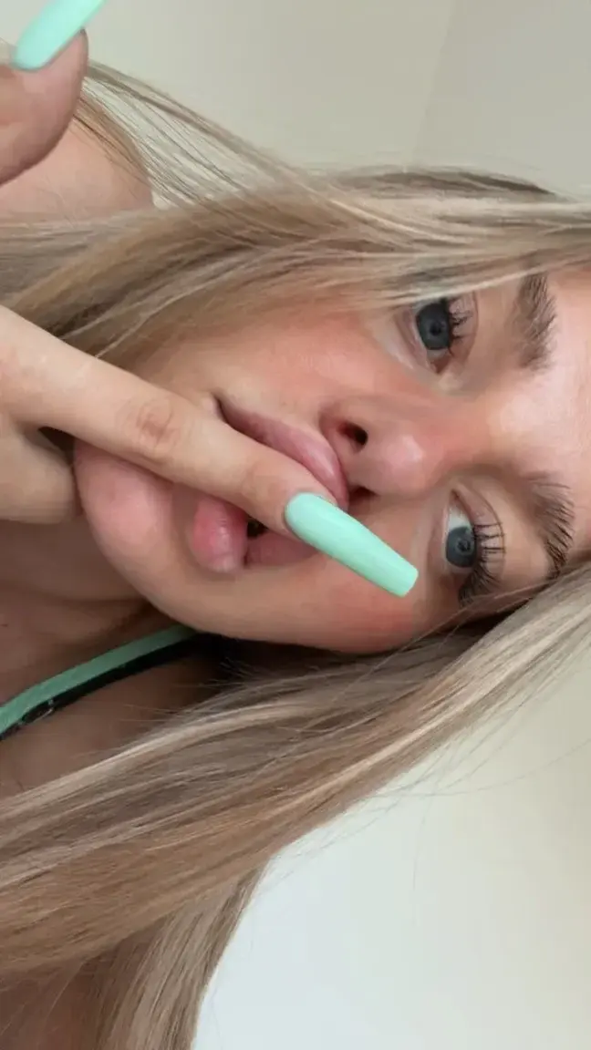 Si tu m'envoies un emoji j'ai mis un truc qui te renvoie une photo direct 🤭