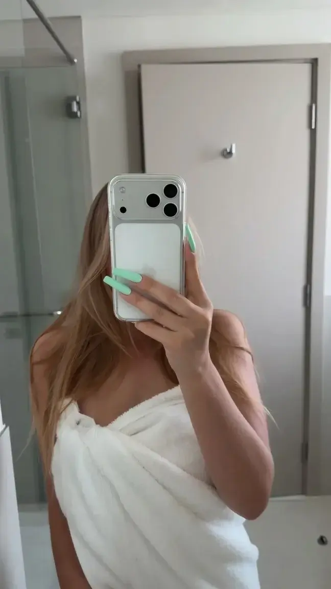 Si tu réponds "oui" j'ai mis un truc qui t'envoie une photo en privé 🤭