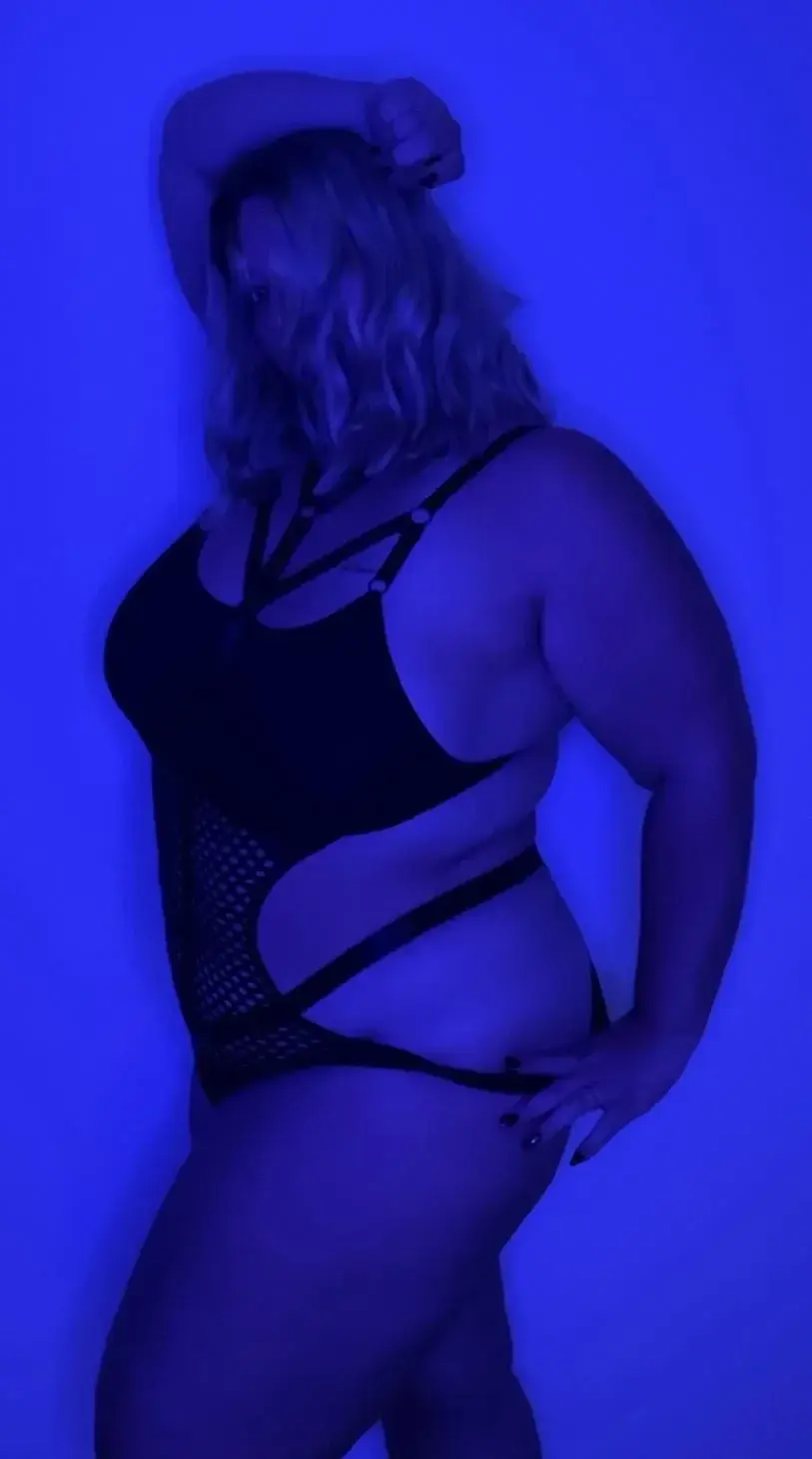 Qui pour me tenir compagnie? Je me délecte d’un corps chaud collé contre moi. D’un torse se frottant délicatement à mes tétons… ❤️‍🔥❤️‍🔥❤️‍🔥