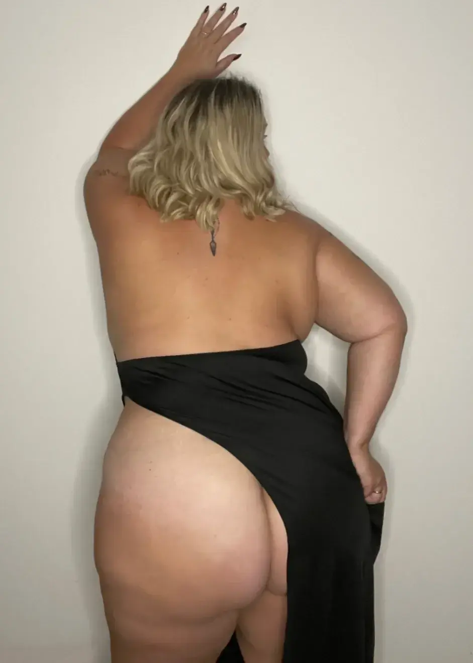 Se dévoiler petit à petit… Qu’est ce que tu aimerais voir de moi? Écris moi 🤪😍😘