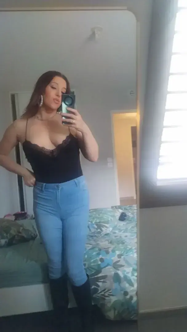 Leak & nude MYM — Amandine- : « Hello ☺️ » (MYM)