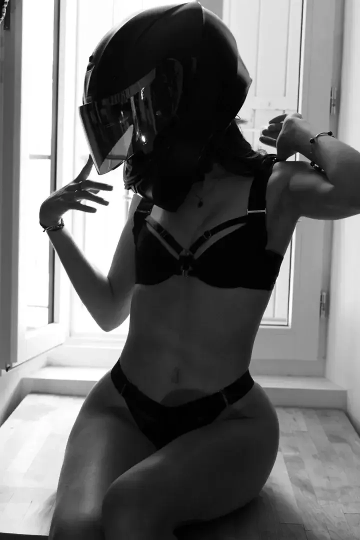 La petite motarde sexy, là pour vous servir 😏❤️🍑