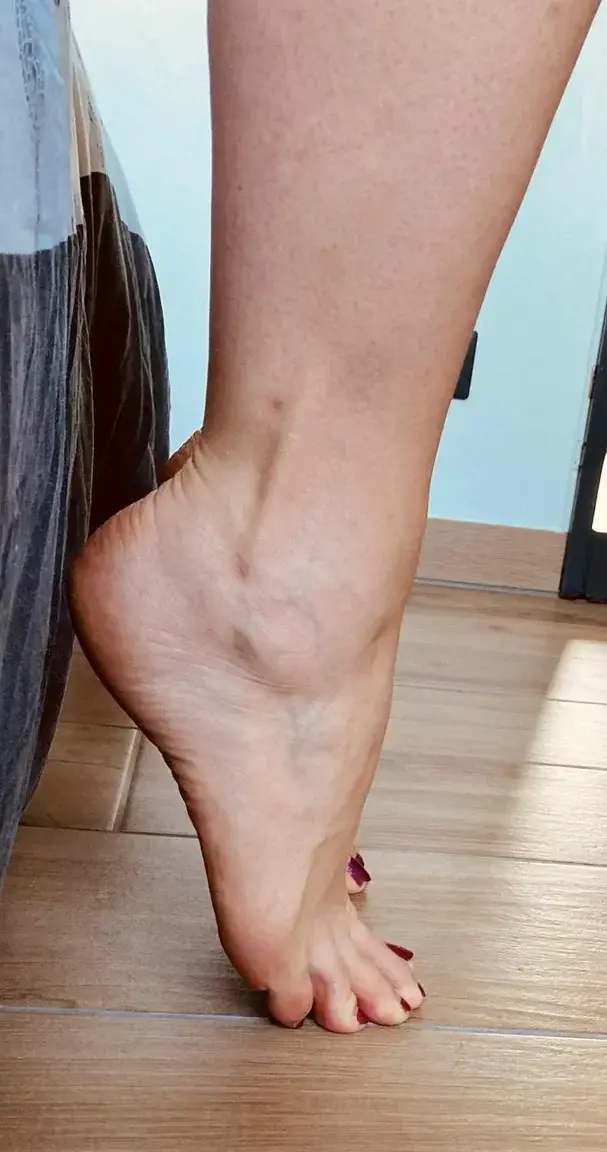 Leak & nude 2 — Elegant_feet_